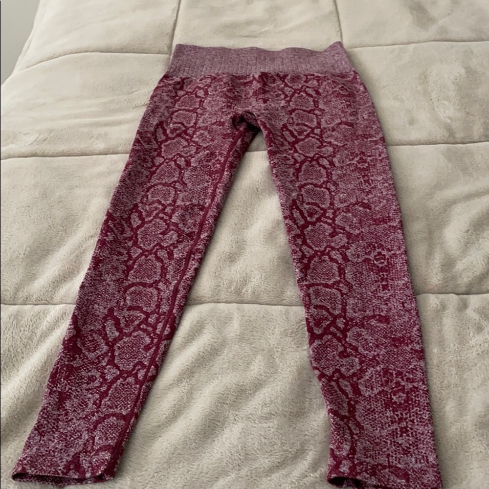 Ribbed snakeskin leggings!